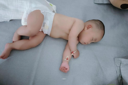 北海几个月宝宝会抬头